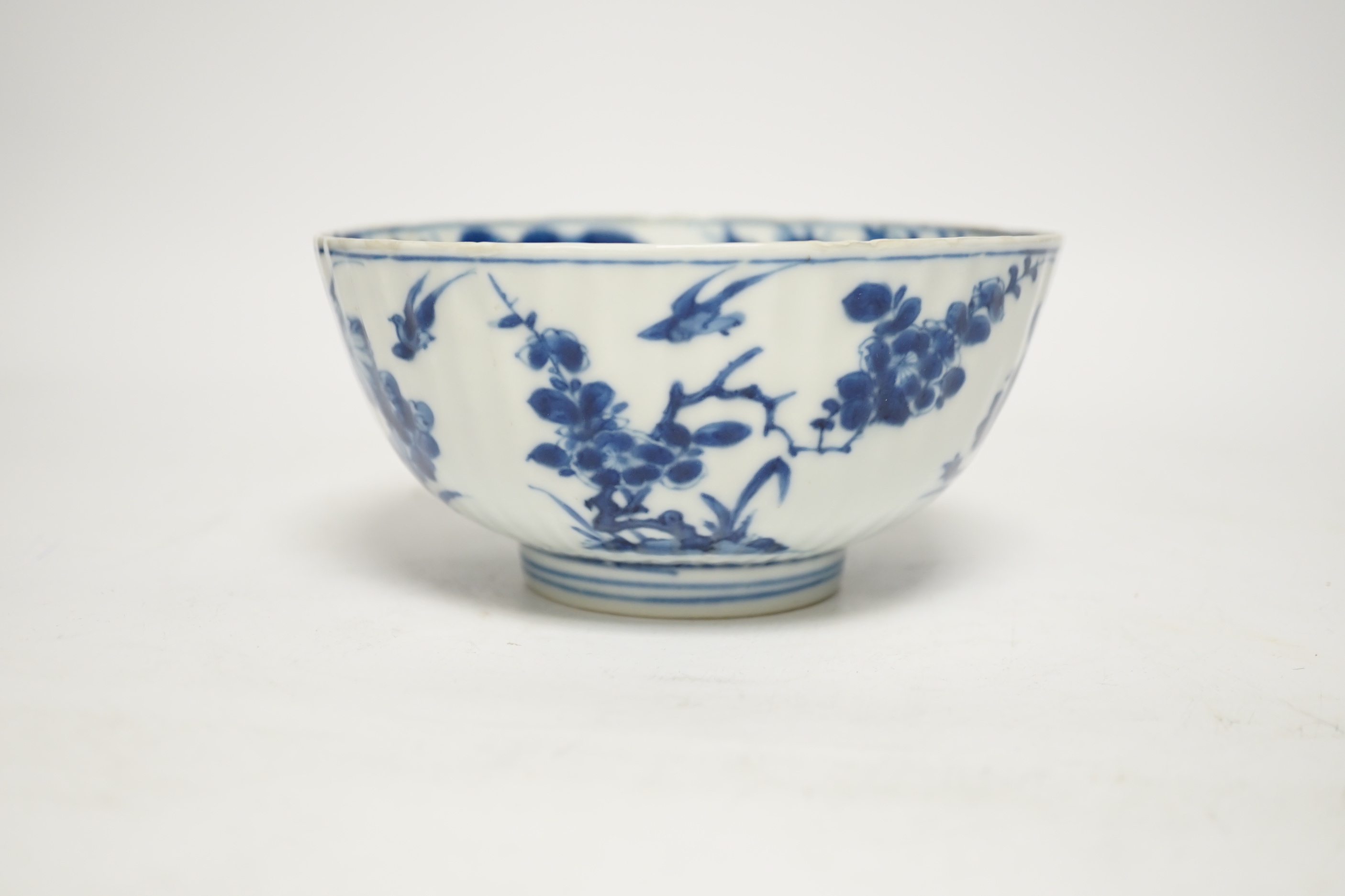 A Chinese Kangxi blue and white bowl, diameter 15cm